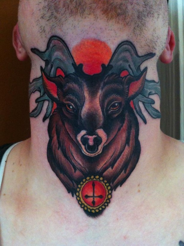 颈部彩色的鹿头动物纹身图案