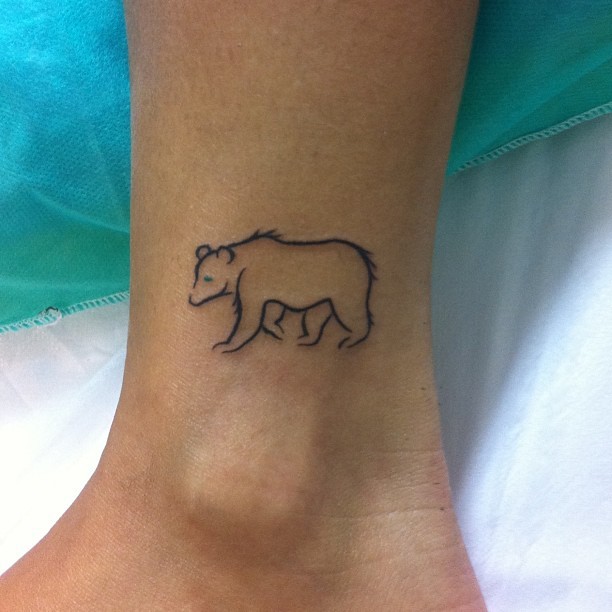 可爱的黑色线条熊脚踝纹身图案
