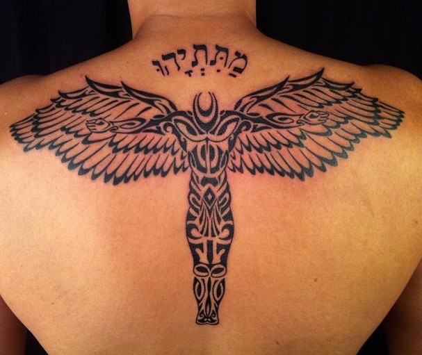 部落图腾天使和字符背部纹身图案