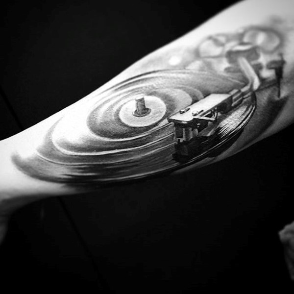 手臂写实的黑白复古唱片机纹身图案
