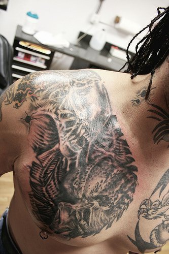 胸部的异形和捕食者战斗纹身图案