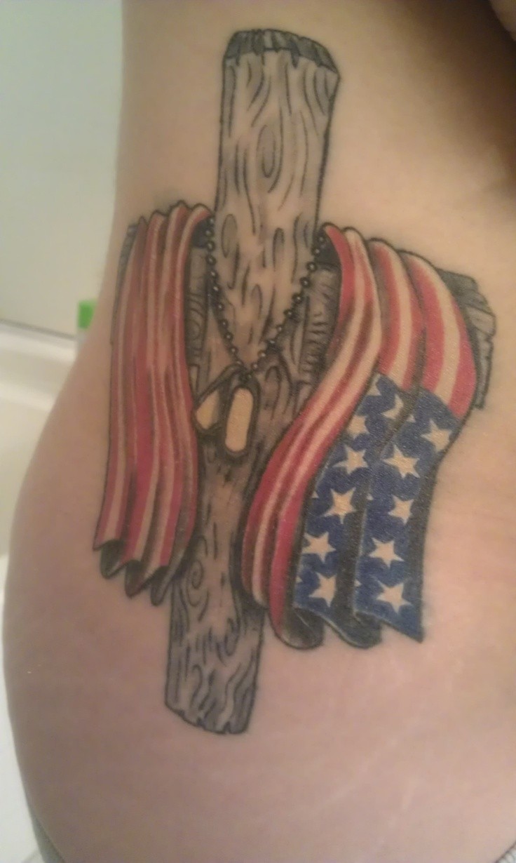 美国国旗和木质十字架纹身图案