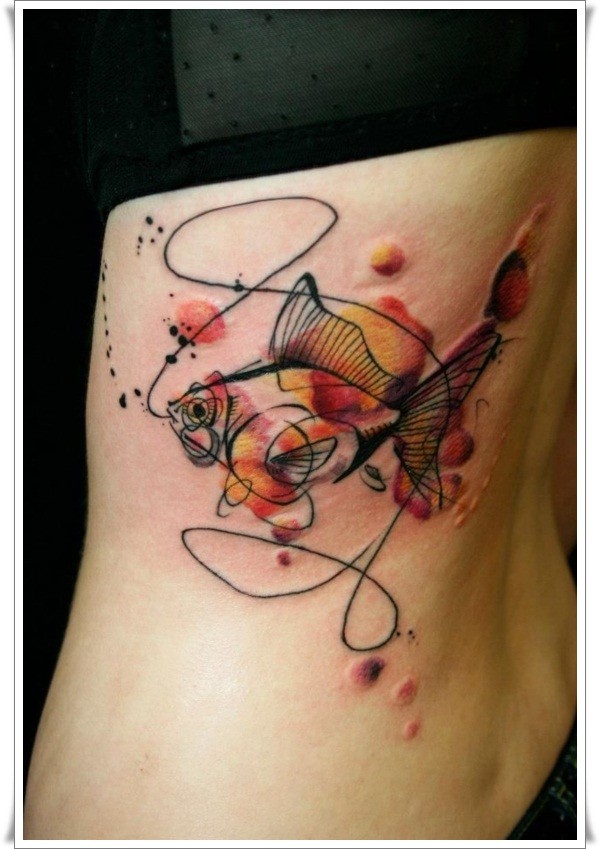 侧肋抽象风格的彩色小鱼纹身图案