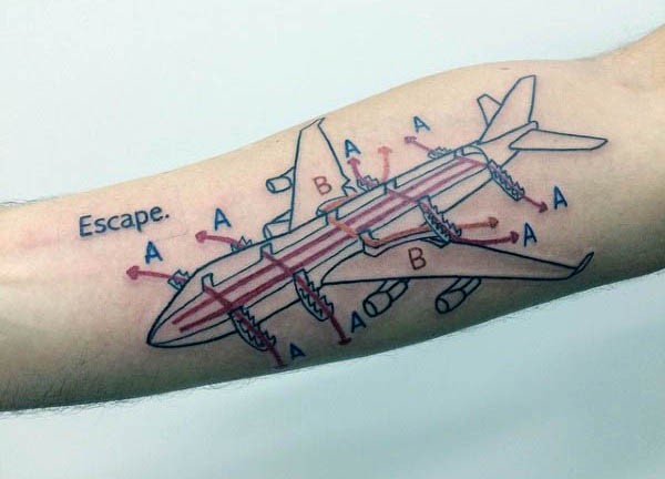 手臂彩色线条的平面飞机和字母纹身图案
