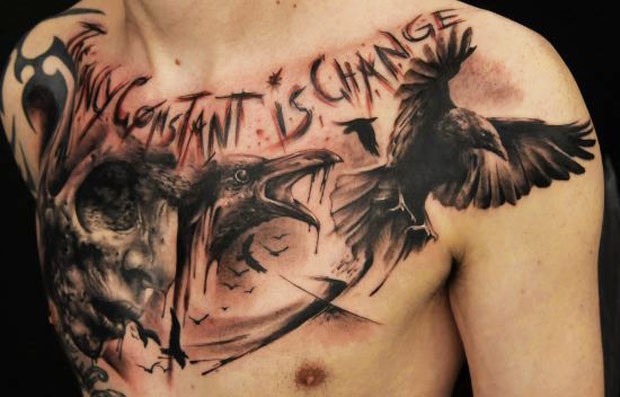 胸部可怕的人头和乌鸦纹身图案