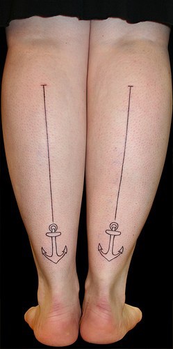 小腿水平线和船锚纹身图案