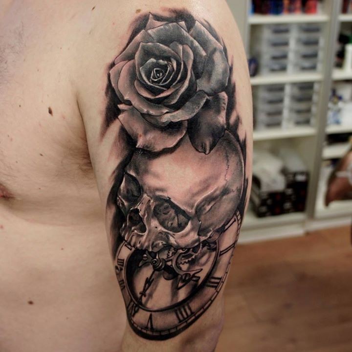 大臂3D风格黑白时钟与骷髅玫瑰纹身图案