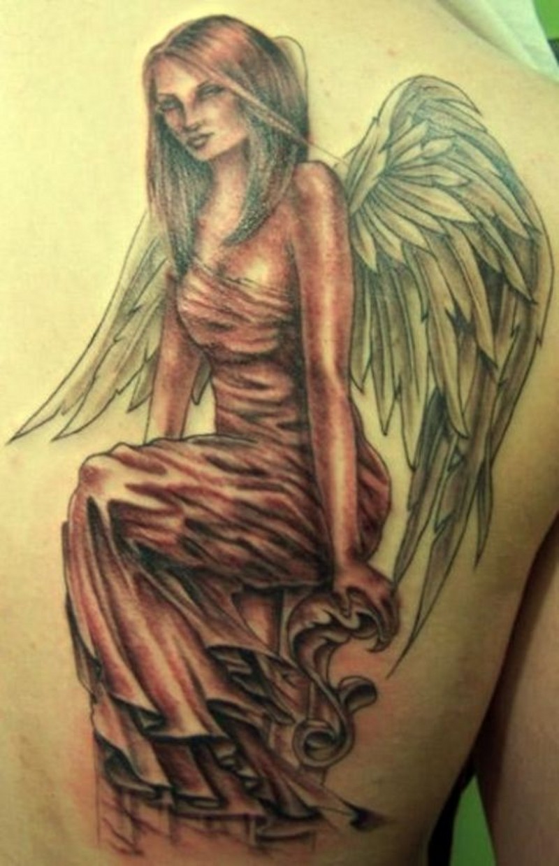 背部坐着的女人天使纹身图案
