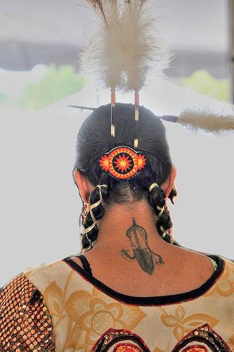脖子上的北美土著羽毛纹身图案