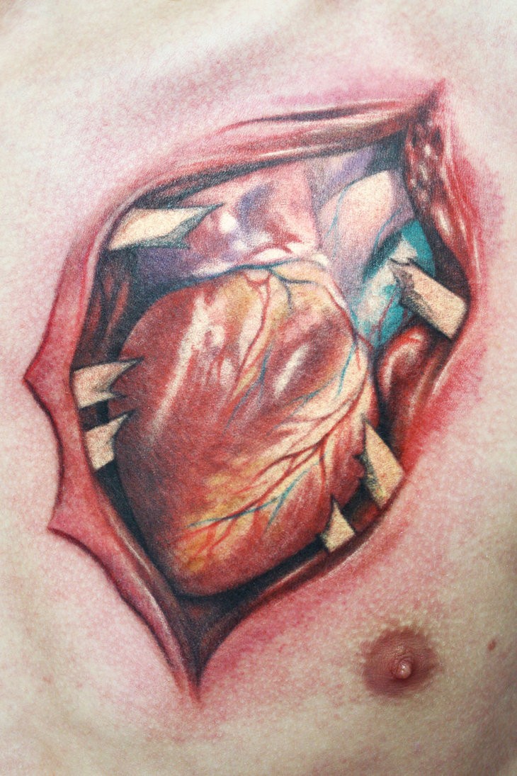 胸部惊人的撕皮心脏彩色纹身图案