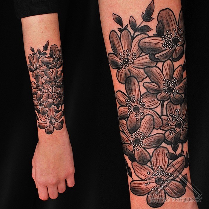 简单的精美花朵黑灰手臂纹身图案