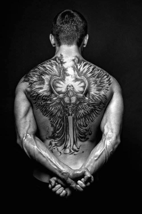 背部黑白霸气的天使纹身图案