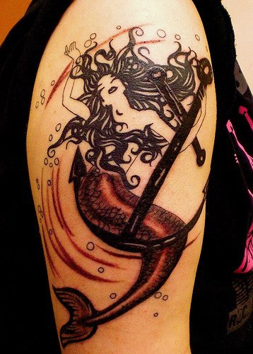 手臂船锚和黑色美人鱼纹身图案