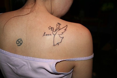 小可爱天使和字母背部纹身图案