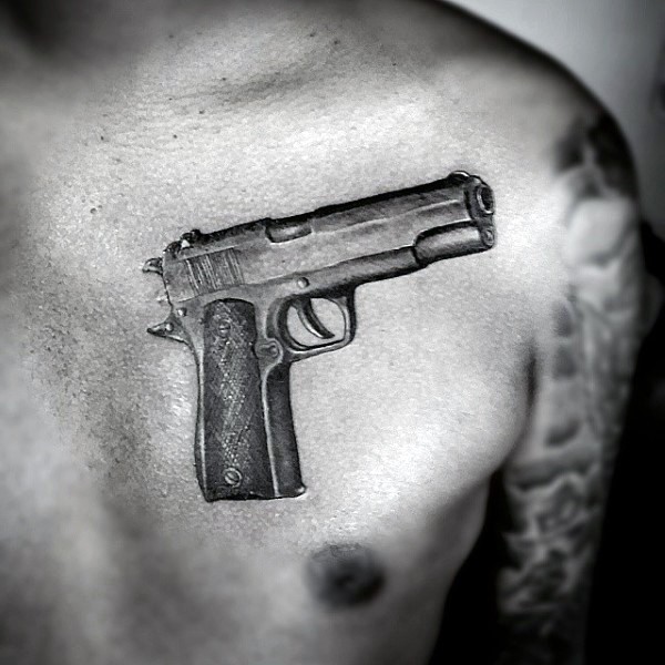 胸部写实的3D黑白手枪纹身图案