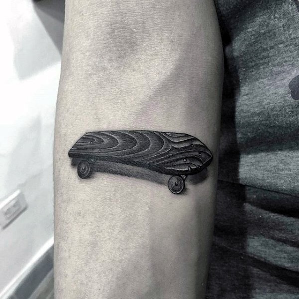 手臂3D风格可爱的木质滑板纹身图案