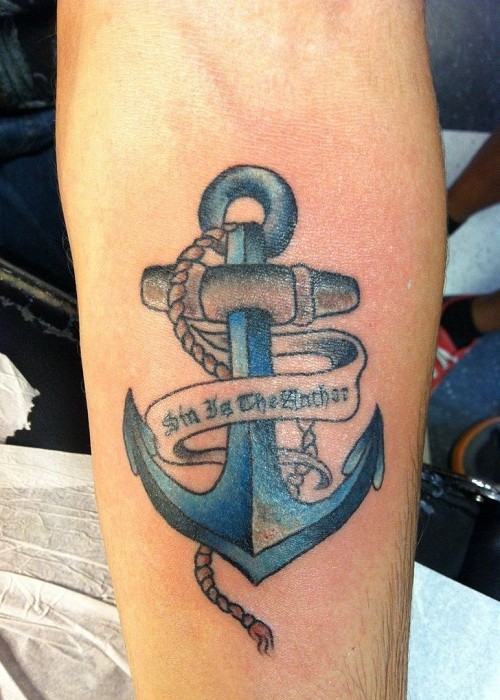 蓝色船锚和字母手臂纹身图案