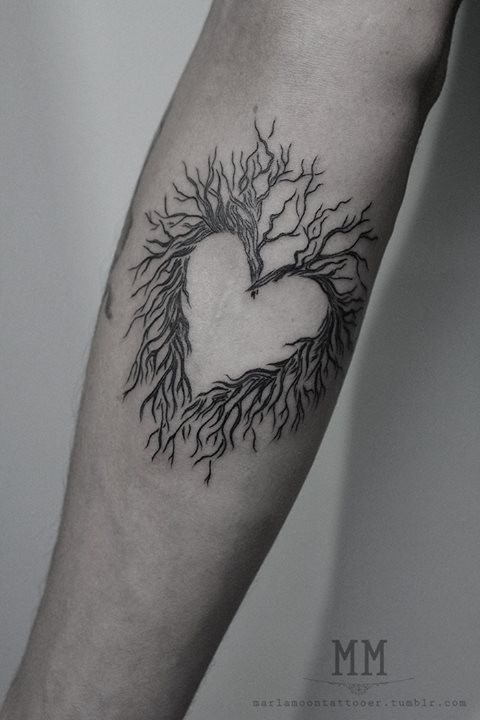 黑色心形的树枝手臂纹身图案