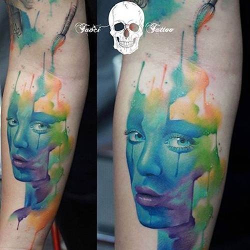 手臂水彩风格的彩色女子肖像纹身图案
