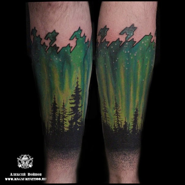梦幻的彩色夜间发光天空与森林手臂纹身图案