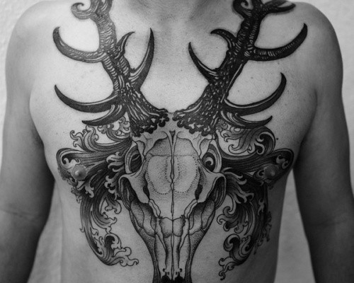 惊人的黑白神秘麋鹿头骨胸部纹身图案