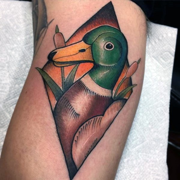 new school彩色的鸭子和芦苇手臂纹身图案