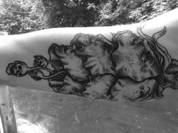 雕刻风格的黑色诡异花卉手臂纹身图案
