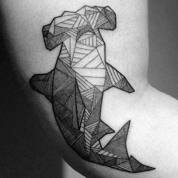 锤头鲨黑白线条几何手臂纹身图案