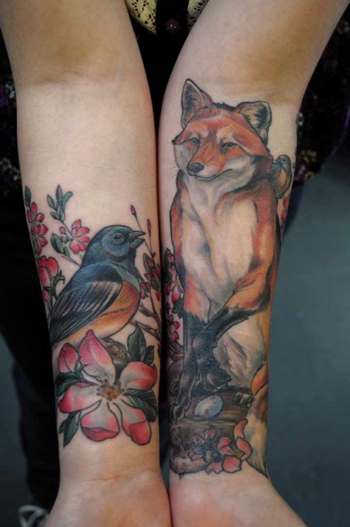 可爱多彩的红色狐狸与小鸟手臂纹身图案
