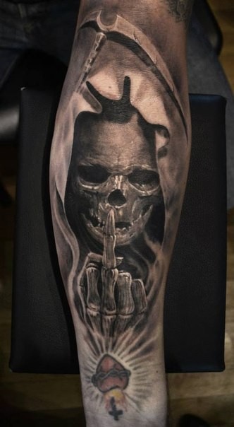 黑灰风格的圣心和死亡骷髅手臂纹身图案