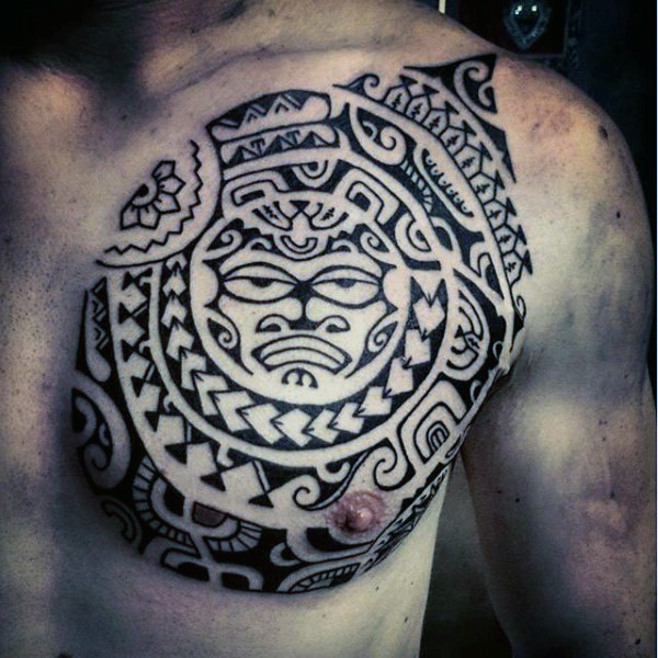 胸部抽象风格的黑色波利尼西亚图腾纹身图案