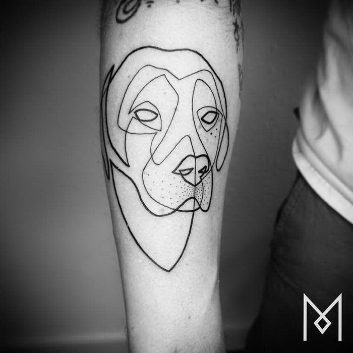 手臂素描风格黑色线条简约的狗头纹身图案