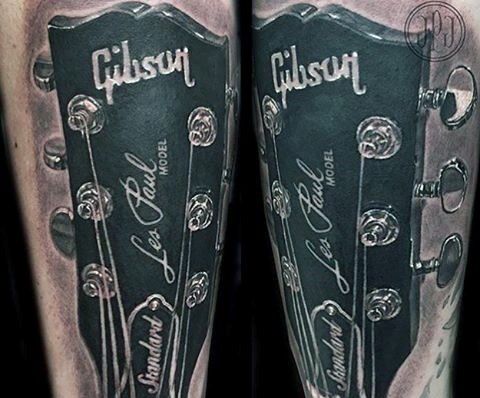 手臂写实的黑白字母吉他纹身图案
