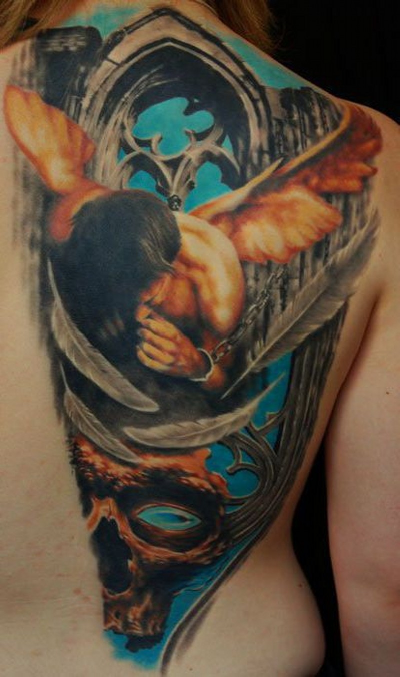 彩色的天使和骷髅羽毛背部纹身图案