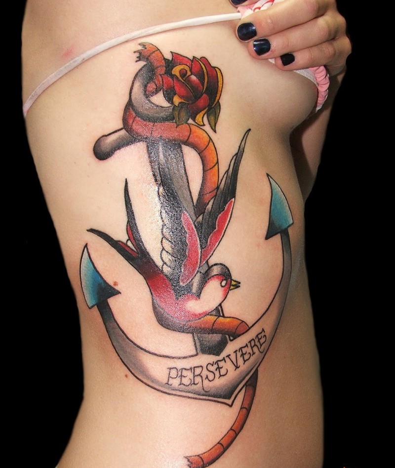 侧肋巨大的彩色船锚和燕子纹身图案