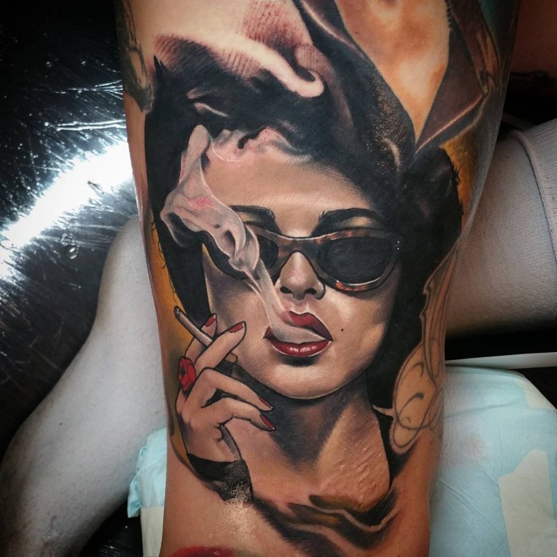 吸烟诱人女人肖像彩色手臂纹身图案