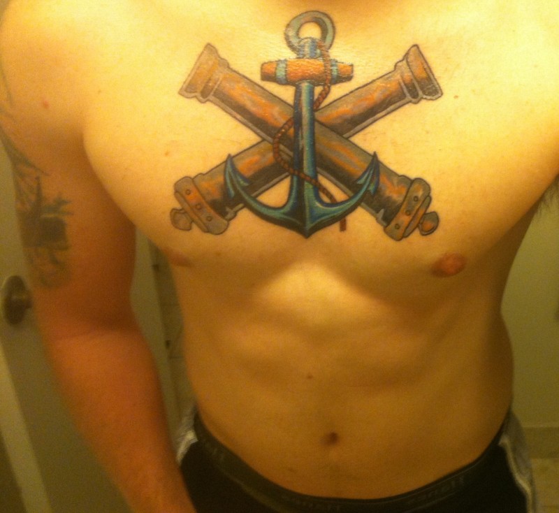 男性胸部船锚彩绘纹身图案