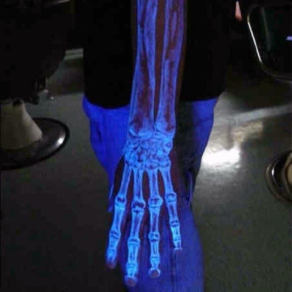 荧光写实风格的骨骼手臂纹身图案