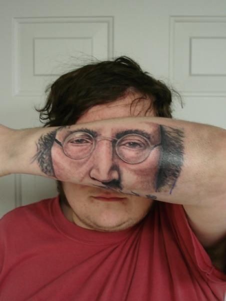 奇怪的彩色列侬肖像手臂纹身图案