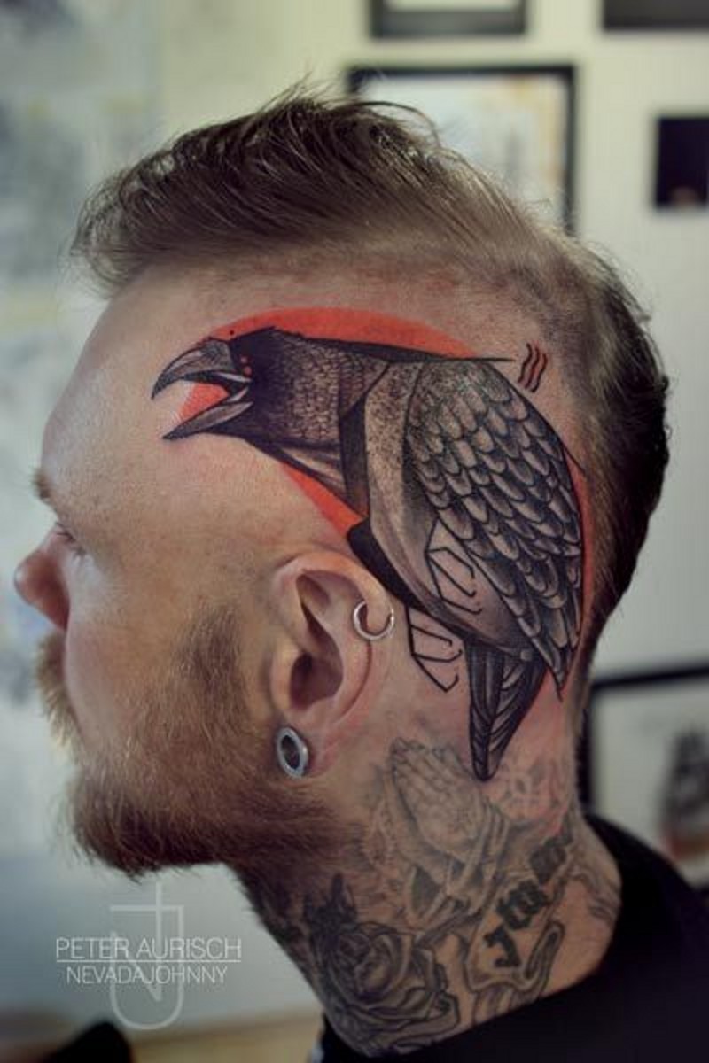 男性头部个性的鸟头纹身图案