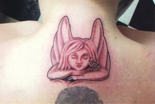 颈部红色的小天使纹身图案