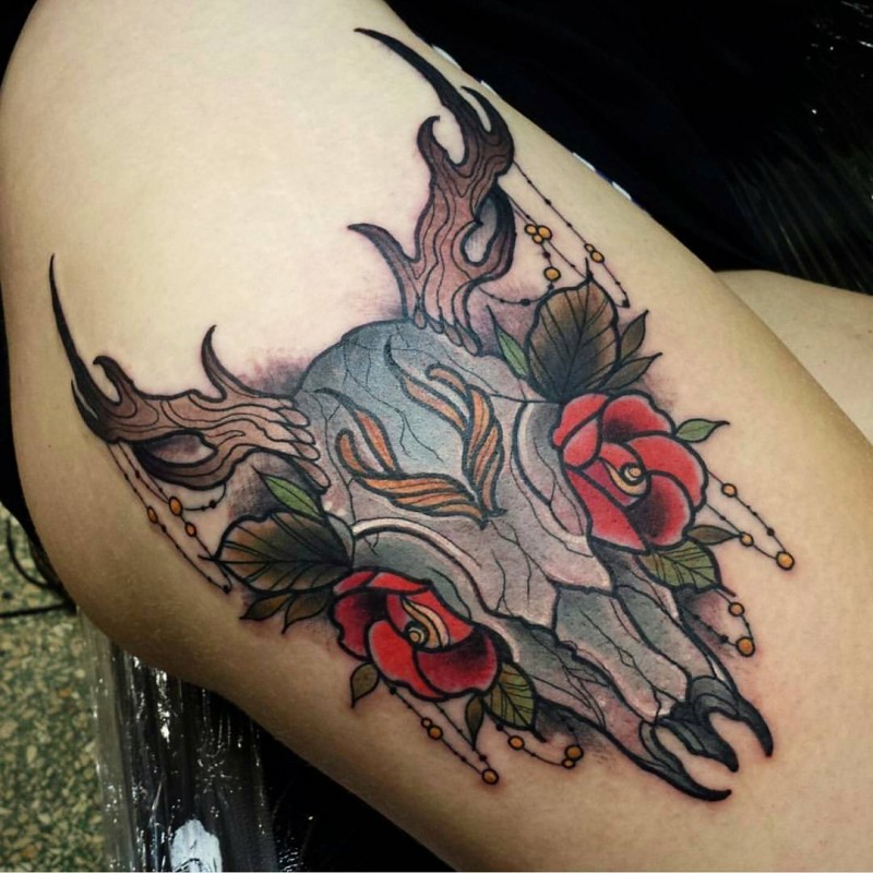 大腿彩绘鹿头骨与花朵纹身图案