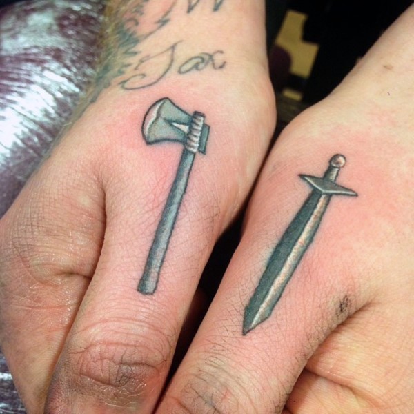 手指有趣的3D中世纪斧头和剑纹身图案