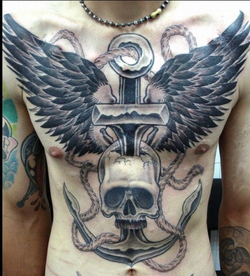 胸部可怕的骷髅和船锚翅膀纹身图案