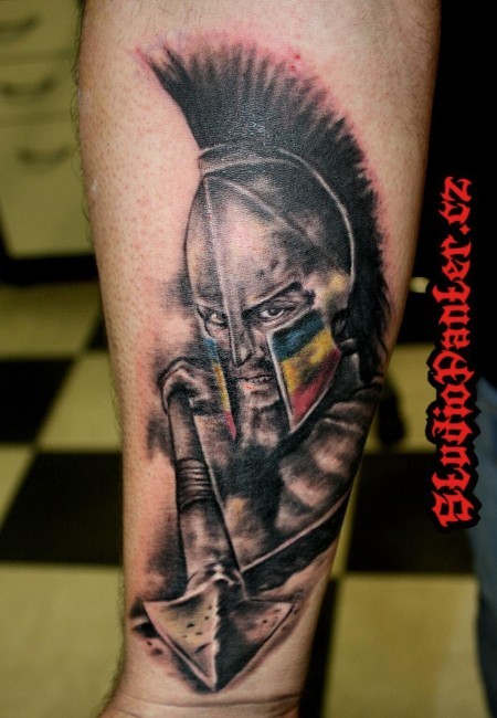 手臂彩色的斯巴达战士与国旗纹身图案