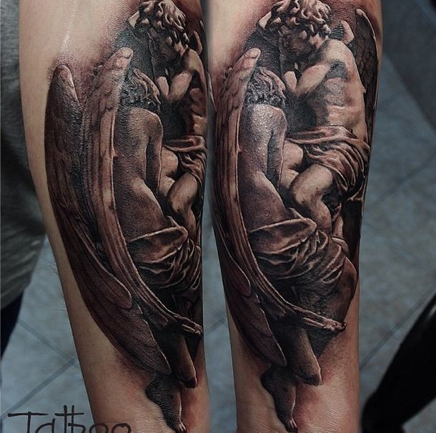 手臂个性的天使雕像纹身图案