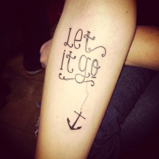 手臂花体字母和船锚黑色纹身图案