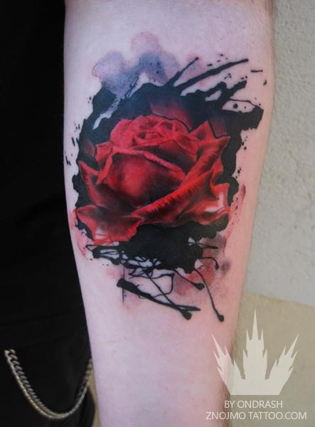手臂写实的大红色玫瑰纹身图案