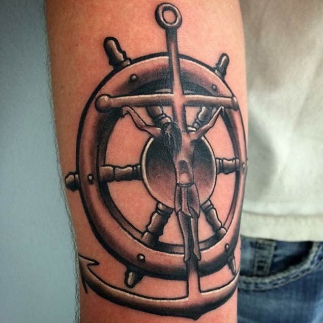 手臂彩色航海主题船舵与船锚纹身图案