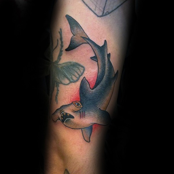 old school有趣的彩色锤头鲨手臂纹身图案